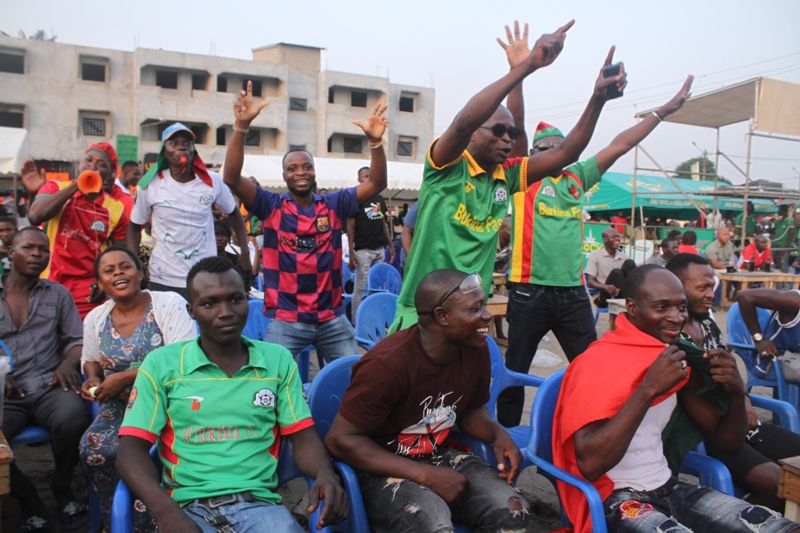 A Abidjan, les Burkinabè optimistes malgré la défaite des Étalons face au Cameroun
