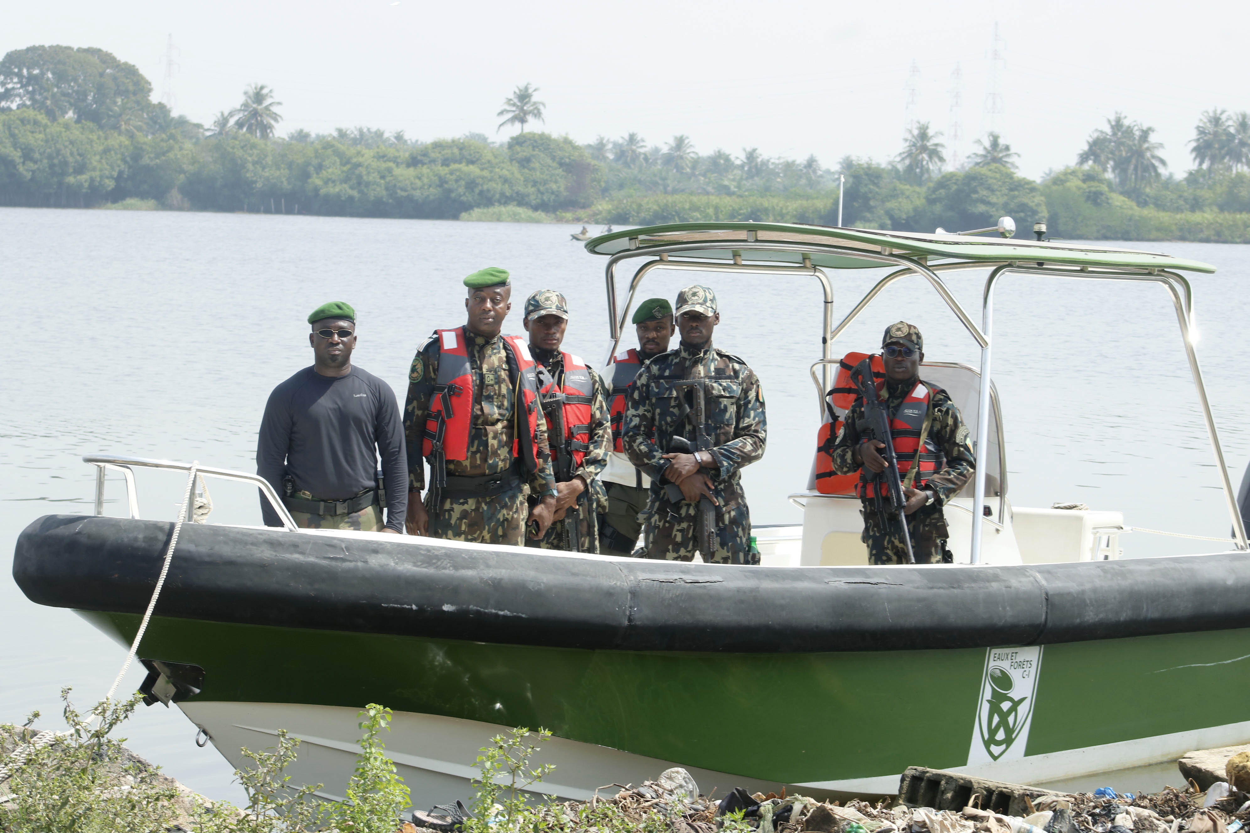 Trafic de bois: 700 madriers saisis sur la lagune à Abidjan