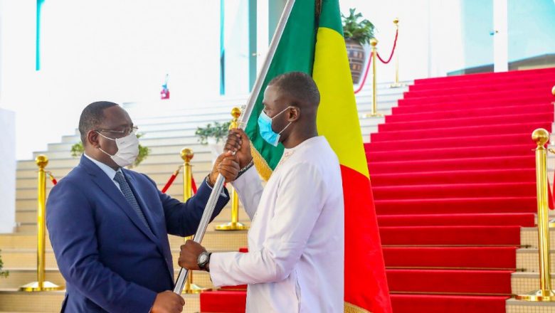 Macky Sall a remis l’étendard aux Lions du Sénégal mardi 04 décembre.