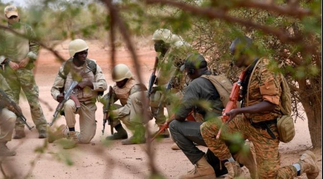 Burkina : sept soldats et quatre supplétifs tués dans des embuscades
