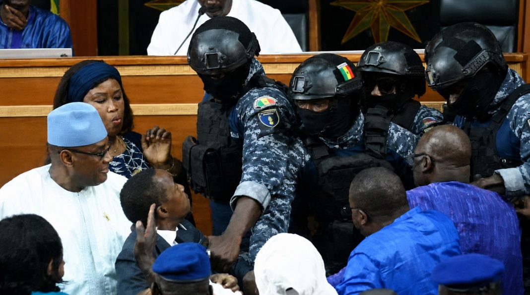 Sénégal : l’examen de la révision constitutionnelle bascule dans le chaos après l’évacuation du député Abdou Mbow par les gendarmes